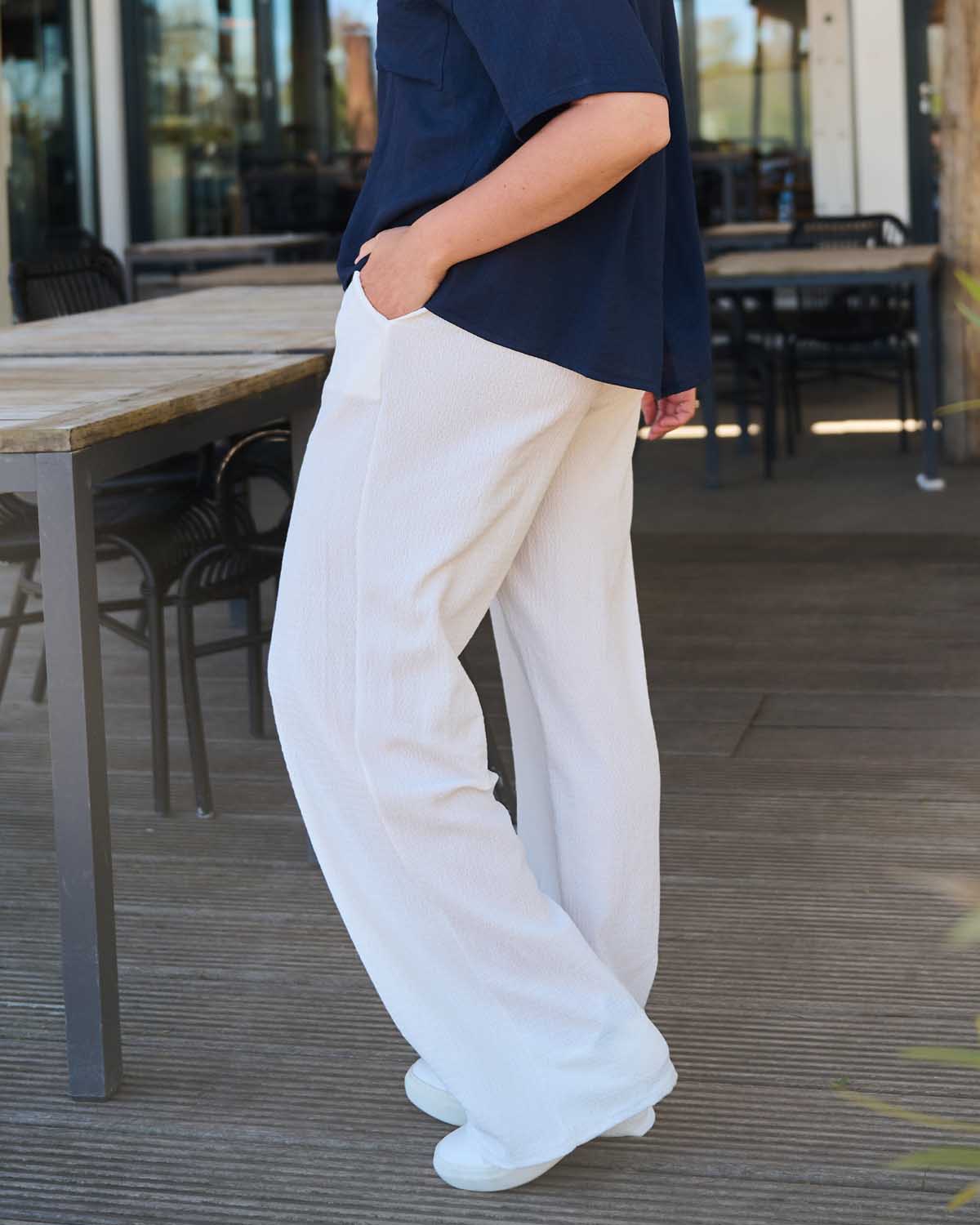 Wijde broek Rikki in uni wit golf textuur