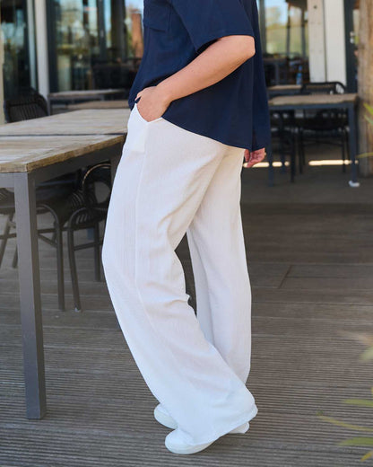 Wijde broek Rikki in uni wit golf textuur