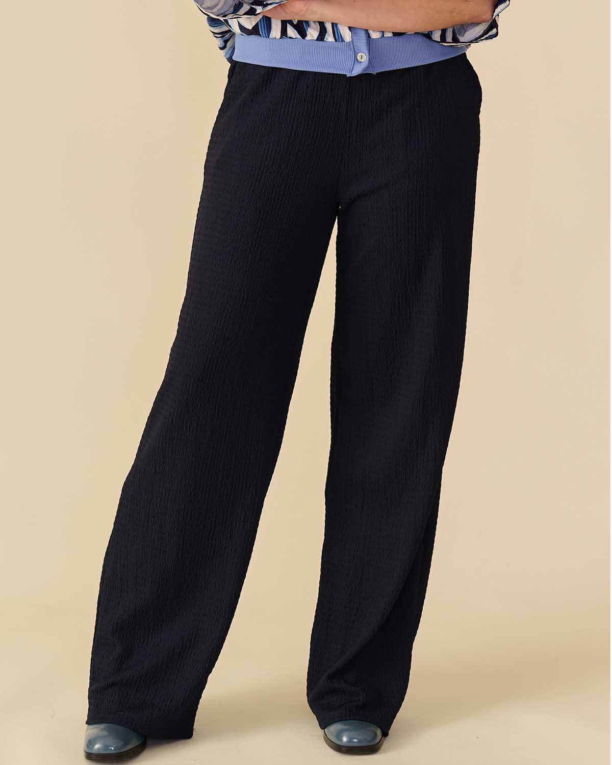 Wijde broek Rikki navy met golf textuur
