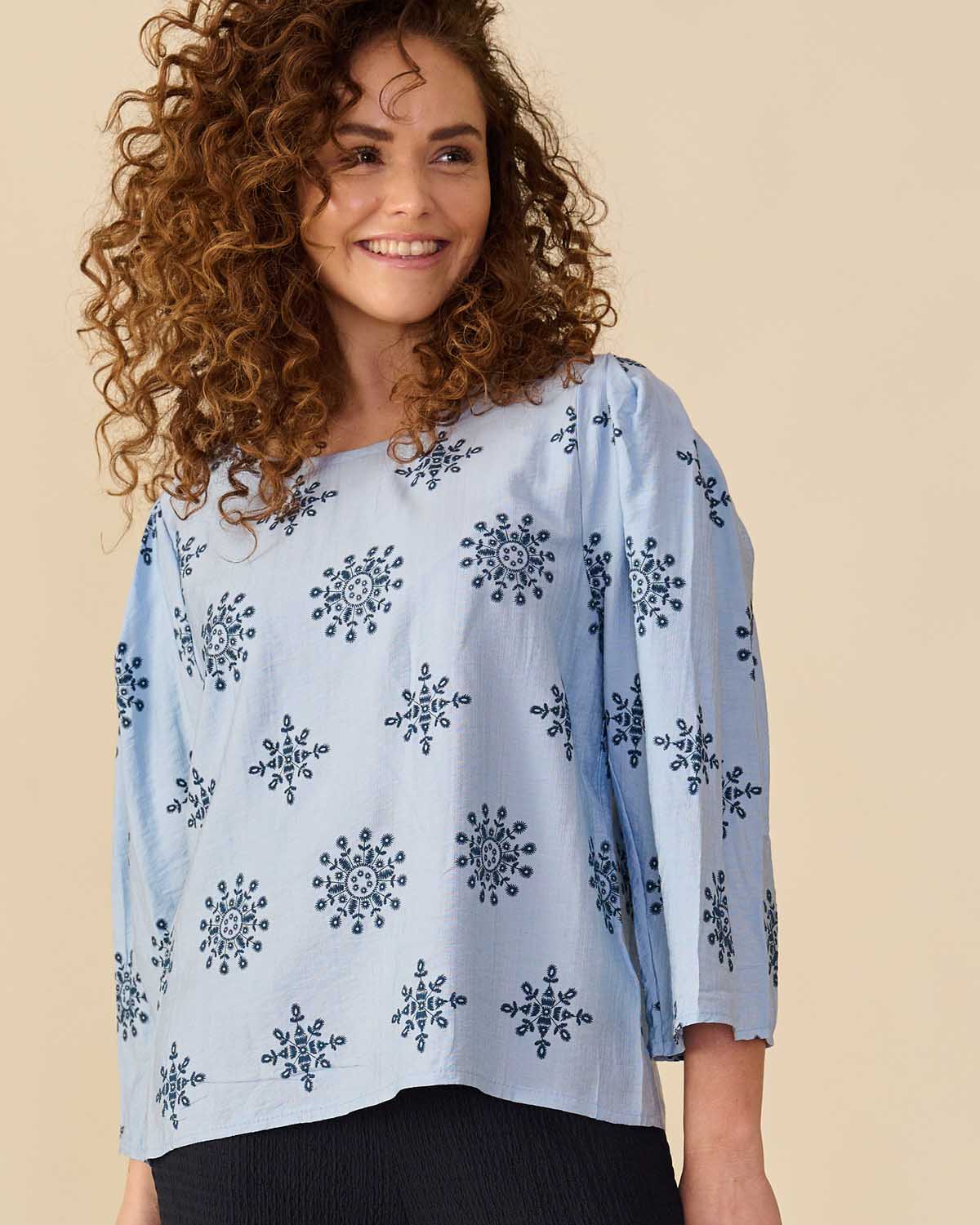 Top Hester in Licht-blauw grafisch