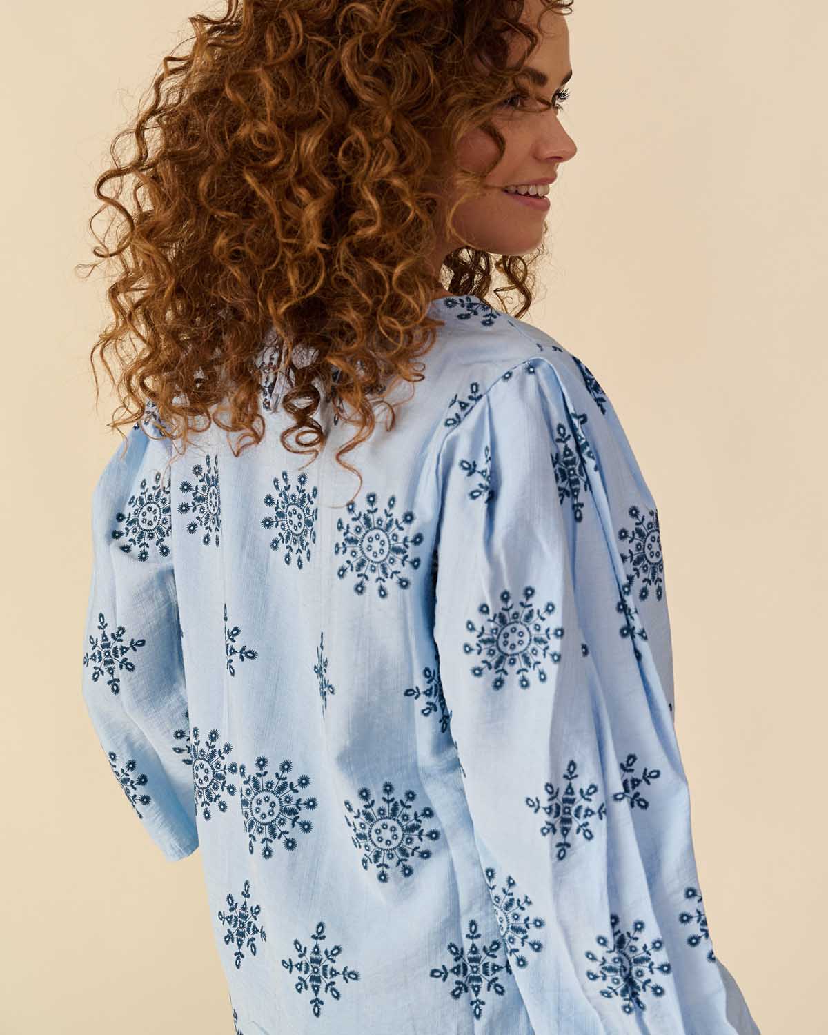 Top Hester in Licht-blauw grafisch