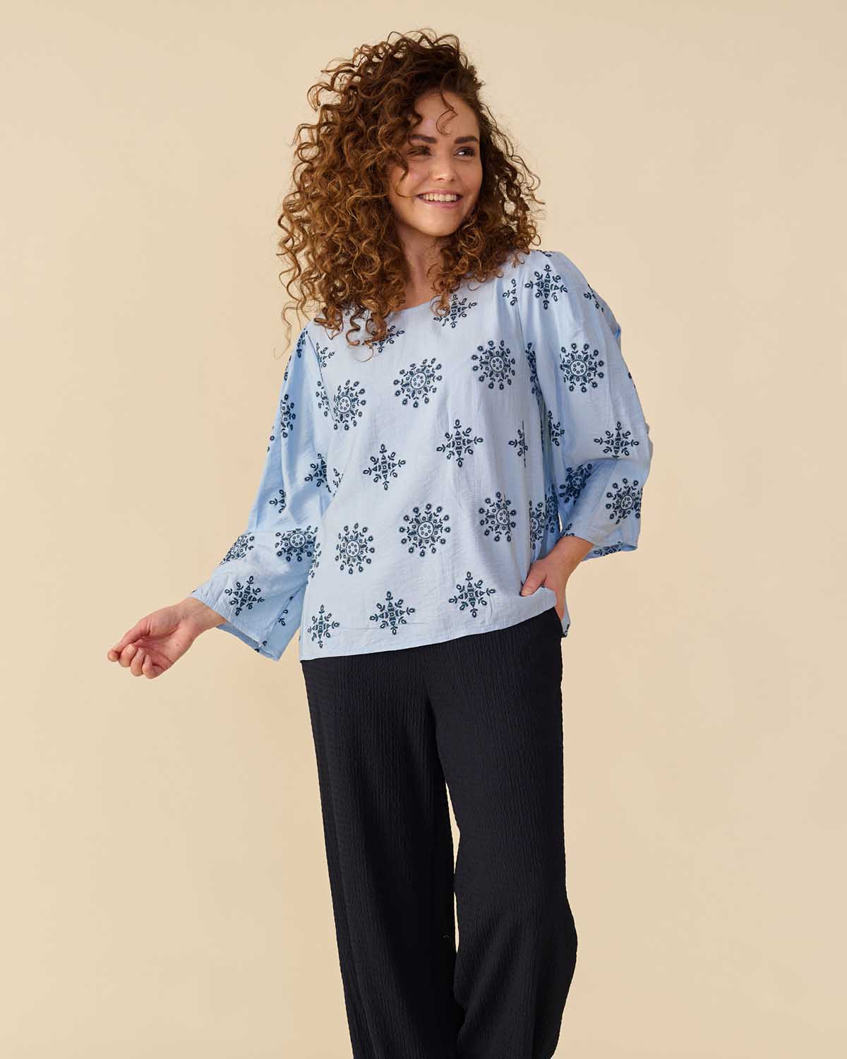 Top Hester in Licht-blauw grafisch