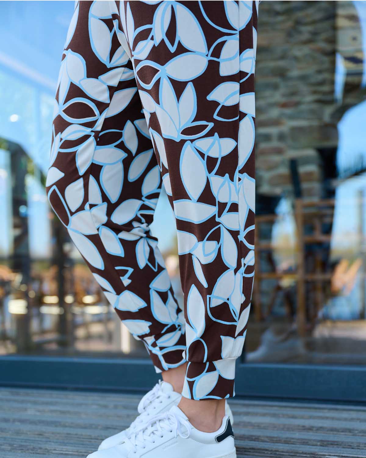 Travel broek Lira bruin bloemen dessin